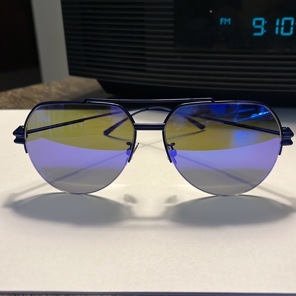 Authentic Bottega Veneta
BV1046S Sunglasses - Picture 14 of 14